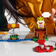 La figura de Super Mario de Lego parece ser mucho más grande que una minifigura estándar.